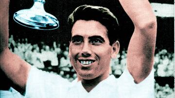 Manuel Santana, con la ropa del Real Madrid tras conquistar Wimbledon.