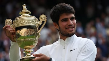 Wimbledon (United Kingdom), 16/07/2023.- Carlos Alcaraz of Spain poses with the trophy after winning his Men's Singles final match against Novak Djokovic of Serbia at the Wimbledon Championships, Wimbledon, Britain, 16 July 2023. (Tenis, España, Reino Unido) EFE/EPA/NEIL HALL EDITORIAL USE ONLY
