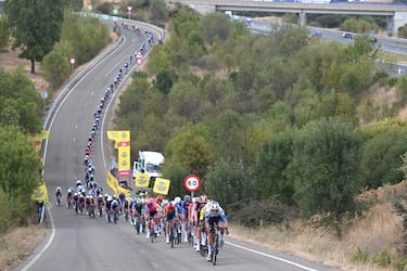 Carlos Canal a la cabeza del pelotón.