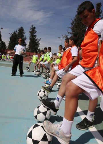 El Real Madrid enseña a jugar al fútbol a los niños palestinos