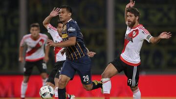Teófilo Gutiérrez lucha un balón con Leonardo Ponzio.