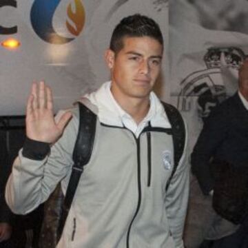 El Madrid viajó ayer a Bilbao, donde se concentrará en el Hotel Carlton. A su llegada al aeropuerto, alrededor de las 20:00 horas, la expedición blanca fue recibida por casi un centenar de madridistas. Cristiano y James, entre los más aclamados.