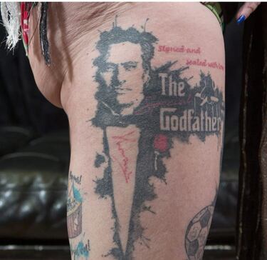 Una fan de Mourinho se hace 38 tatuajes del portugu¨¦s por todo su cuerpo