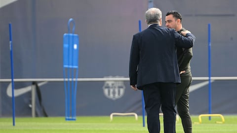 Laporta y Xavi, en la Ciutat Esportiva antes del partido contra el PSG.
