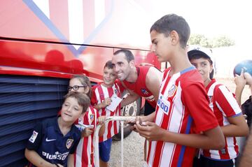 Godín fotografiándose con aficionados a la salida del entrenamiento.