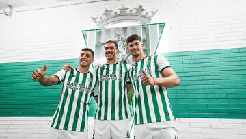 Alcedo, Fuentes y Carmona posan delante del escudo del Córdoba