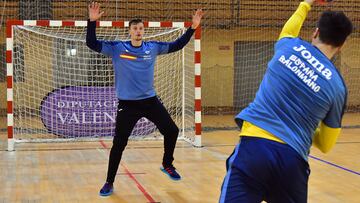 La selección española de balonmano durante su entrenamiento en la concentración de Valencia antes del Mundial 2023.