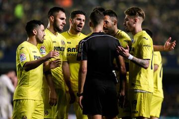 Villarreal players speak to the referee, Jesus Gil Manzano