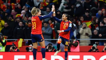 MADRID, 02/12/2025.- La delantera española Vicky López (d) celebra tras marcar el 2-0 durante el partido de vuelta de la final de la Liga de Naciones femenina, que España y Alemania disputan este martes en el estadio Metropolitano en Madrid. EFE/ Juanjo Martín