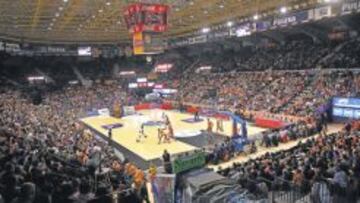 Así lució el pabellón Fuente de San Luis de Valencia con motivo de la visita del Real Madrid, con sus gradas prácticamente repletas.