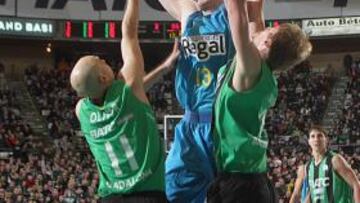 Perovic ante Oliver y Norel.