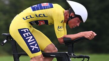 El ciclista neerlandés del Alpecin-Fenix Mathieu van der Poel rueda sobre la bicicleta de contrarreloj en la crono de la quinta etapa del Tour de Francia 2021 entre Changé y Laval.