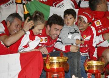 El equipo de Ferrari celebr&oacute; la victoria de Fernando Alonso en China. 