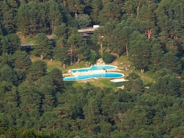 El Parque Recreativo de las Berceas, situado entre las montañas del Parque Nacional de la Sierra de Guadarrama y rodeado de exuberante naturaleza, es una de las mejores opciones que hay en la Comunidad de Madrid para darse un chapuzón, pasar un día al aire libre y combatir el calor del verano. El complejo, de 30 hectáreas de extensión, tiene merenderos, vestuarios, duchas, aseos, bar, enfermería, zona de césped para tomar el sol y dos grandes piscinas rodeadas de pinos silvestres.