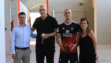 Oriol Rey, junto a su representante y familia, el d&iacute;a de su presentaci&oacute;n como jugador del Mirand&eacute;s.