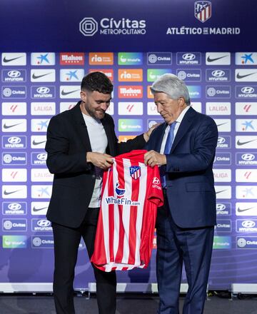 Javi Galán, el primer fichaje del Atlético 23-24, ha sido presentado este miércoles en el auditorio del Cívitas Metropolitano. El lateral, de 28 años, entró en la sala junto a Enrique Cerezo y estuvo acompañado también por amigos, familiares y por el director deportivo, Andrea Berta, y el vicepresidente Antonio Alonso.