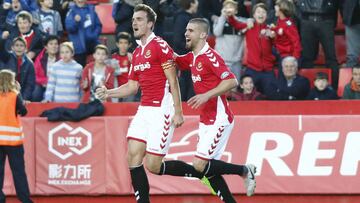 Ramiro Guerra celebra junto a Barreiro un gol del Nàstic esta temporada.