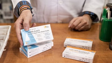 Varias cajas de test de antígenos en una farmacia (imagen de archivo)