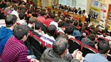 <b>ABARROTADO. </b>El auditorio de la Facultad de Comunicación acogió ayer el Encuentro con los Ases con un enorme éxito de público.