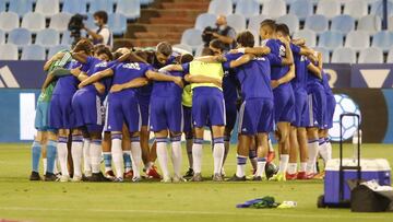 Los jugadores del Real Zaragoza hacen una pi&ntilde;a antes del &uacute;ltimo partido contra el Elche.