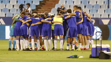 Los jugadores del Real Zaragoza hacen una piña antes del último partido contra el Elche.