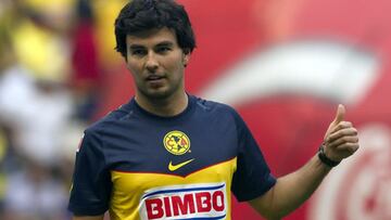 El piloto mexicano es fiel seguidor del Club América y ha asistido a muchos partidos para brindar apoyo al equipo.