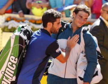 Pablo Andujar felicita a Rafa Nadal al finalizar el partido que ganó el mallorquín y le da el pase a la final del torneo.