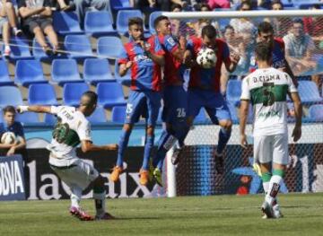 El jugador del Elche, Fayçal, tira una falta contra la barrera de los jugadores del Levante durante la última jornada de Liga que ambos equipos disputan en el estadio de Ciudad de Valencia.