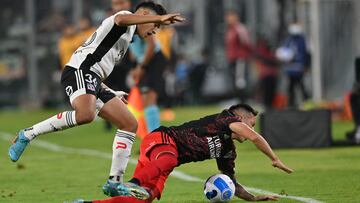 Chile's Colo Colo Argentine Pablo Solari (L) and Argentina's River Plate Ezequiel Barco (R) vie for the ball during their Copa Libertadores group stage football match, at the David Arellano Monumental stadium in Santiago, on April 27, 2022. (Photo by MARTIN BERNETTI / AFP)