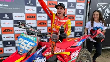 Daniela Guillén celebra su victoria en la primera carrera del MXGP de España.
