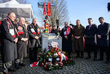 Cientos de personas se congregaron junto al monumento en homenaje a las víctimas del desastre aéreo de Múnich, donde fallecieron, hace 60 años, siete futbolistas de los 'Red Devils', en Múnich, Alemania. El 60º aniversario conmemora a las 23 personas que