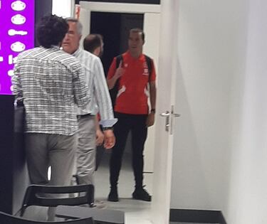 Asenjo da el susto y la plantilla recibe una clase de arbitraje