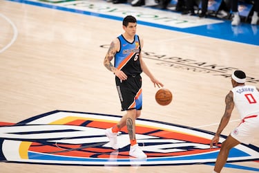 El argentino emigró a Estados Unidos en 2021, después de estar tres temporadas en el Real Madrid, para firmar un contrato por cuatro años con Oklahoma City Thunder. Aunque no lo cumplió, ya que en enero de 2022 fue despedido. Por ello, dejó la NBA a un lado y volvió al club merengue, donde aún permanece.