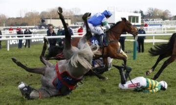 La espectacular caída de un jinete en el Festival de Cheltenham