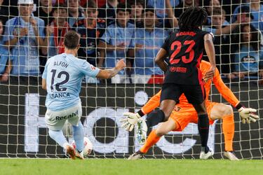 2-1. Fallo estrepitoso de Jules Koundé que se duerme con el balón en su área, Alfonso González presiona, recupera y recorta distancias en el minuto 83.