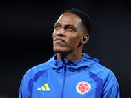 NEW YORK, NEW YORK - NOVEMBER 18: Yerry Mina of Colombia inspects the pitch prior to the International Friendly match between Colombia and Australia at Citi Field on November 18, 2025 in New York City. Jordan Bank/Getty Images/AFP (Photo by Jordan Bank / GETTY IMAGES NORTH AMERICA / Getty Images via AFP)
