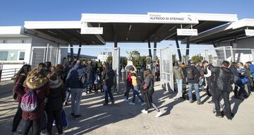 Cientos de seguidores se acercaron a la ciudad deportiva del Real Madrid para ver a sus ídolos durante el último entrenamiento del año