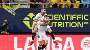 Ramos y Rakitic celebran el gol del croata en Cádiz.