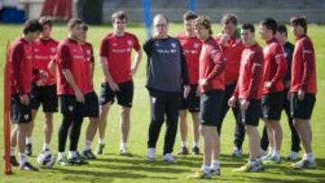 Bielsa prueba con tres centrales y con Gurpegui de titular