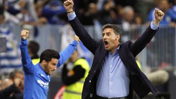 GRA301. MÁLAGA, 01/05/2017.- El entrenador del Málaga, Michel González, celebra el gol del empate frente al Sevilla FC, durante el partido de la jornada 35 de la Liga de Primera División de Fútbol que se juega hoy en el estadio de La Rosaleda, en Málaga. EFE/Juan Roldán