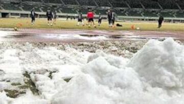 <b>OTRA VEZ NIEVE. </b>El Prater tenía ayer mucha nieve acumulada en los costados del campo.