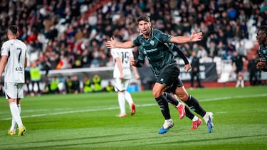 El central del equipo blanquinegro fue decisivo para arañar un punto ante un equipo que está cerciendo como el Albacete. En un equipo con tanto gol, el centra,l siempre que puede, suma.