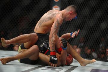 Max Holloway y José Aldo durante el combate.