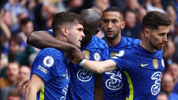 Soccer Football - Premier League - Chelsea v West Ham United - Stamford Bridge, London, Britain - April 24, 2022 Chelsea's Christian Pulisic celebrates scoring their first goal with Romelu Lukaku and Jorginho REUTERS/Hannah Mckay EDITORIAL USE ONLY.
