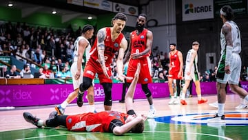 Jonas Radebaugh ayuda a levantarse a su compañero de UCAM Murcia Simon Birgander. Por detrás, Howard Saint-Roos.