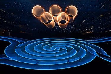 Los anillos olímpicos en la ceremonia de apertura de los Juegos Olímpicos de Invierno.