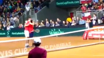 El abrazo de Jarry y Massú tras el primer triunfo de Chile