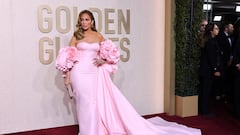 Jennifer Lopez durante la alfombra roja de la 81ª edición de los Globos de Oro que se ha celebrado en el Beverly Hilton de Los Ángeles.