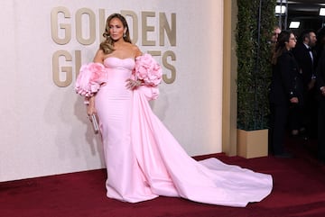 Jennifer Lopez durante la alfombra roja de la 81ª edición de los Globos de Oro que se ha celebrado en el Beverly Hilton de Los Ángeles.