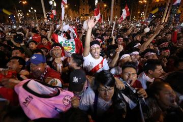 PER02. LIMA (PERÚ), 16/11/2017. Miles de hinchas festejan la clasificación de su país al Mundial de Rusia 2018 hoy, miércoles 15 de noviembre de 2017, tras vencer 2-0 a la selección de Nueva Zelanda al termino del partido de repesca disputado entre ambos equipos en el Estadio Nacional de Lima (Perú). EFE/Víctor Gonzáles